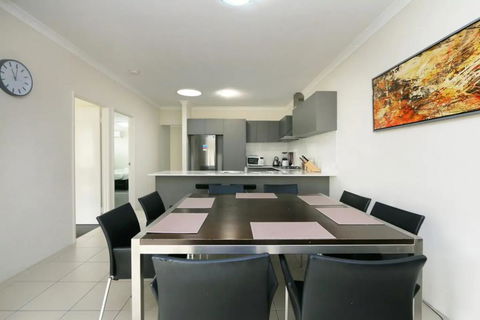 Stunning Home Near Scarborough Beach Sleeps 11 - Accommodation Asia 2