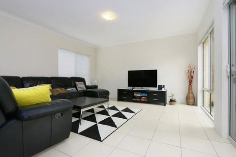 Stunning Home Near Scarborough Beach Sleeps 11 - Accommodation Asia 0