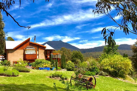 STUNNING HOME WITH AMAZING VIEWS - Just 20 Mins To The City And Only 10 To MONA! - Accommodation Asia 1