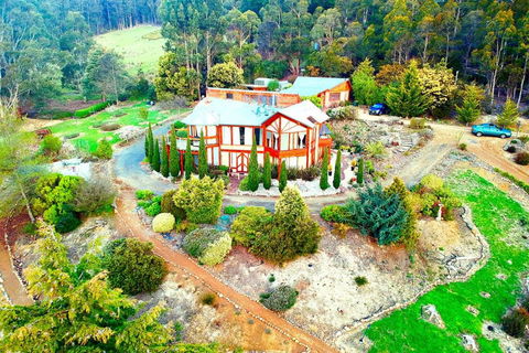 STUNNING HOME WITH AMAZING VIEWS - Just 20 Mins To The City And Only 10 To MONA! - Accommodation Asia 2