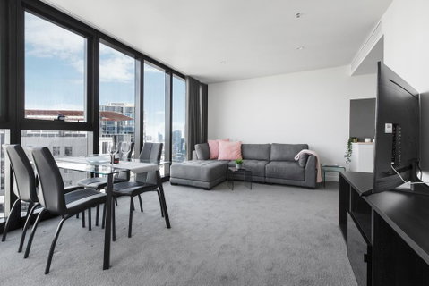 Stunning Luxury Apartment High Above The City - Accommodation Guide 2