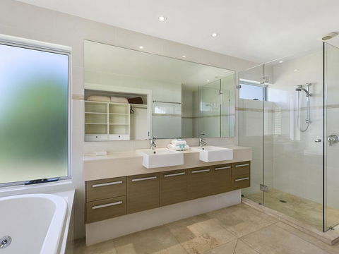 Stunning Riverfront Apartment In Noosaville - Unit 2 Wai Cocos 215 Gympie Terrace - Accommodation Asia 3