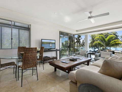 Stunning Riverfront Apartment In Noosaville - Unit 2 Wai Cocos 215 Gympie Terrace - Accommodation Asia 2