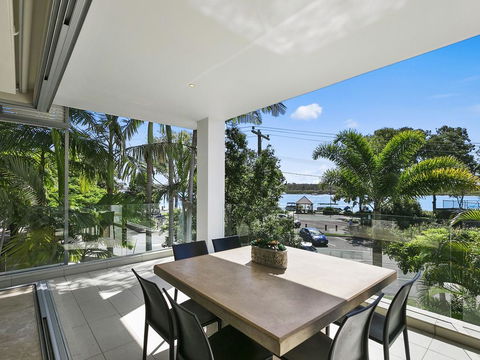 Stunning Riverfront Apartment In Noosaville - Unit 2 Wai Cocos 215 Gympie Terrace - Accommodation Asia 0