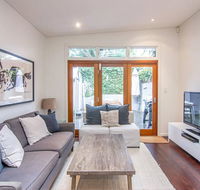 Stunning Townhouse- Quiet Street Close to CBD - Accommodation Asia