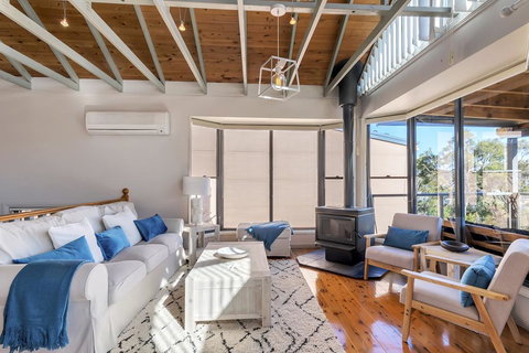 STUNNING WATERFRONT ESCAPE AT DALEYS POINT - Accommodation Asia 2