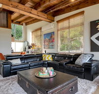 STYLISH  RELAXED LAKE HOME // NARRABEEN