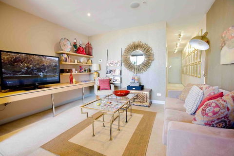 Stylish 1 Bedroom Apartment Amazing City Views - Accommodation Asia 2