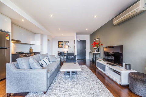 Stylish 2-bed 2 Bath With Free Parking, Pool, Gym, Wifi - Accommodation Guide 3