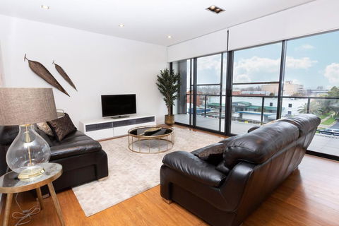 Stylish Inner City Penthouse Apartment - Accommodation Asia 0