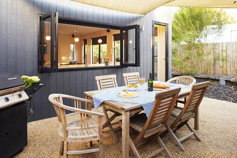 Stylish Living- Fireplace, WiFi, Linen, 4 Bdrm, Beach 850m - Accommodation China 3