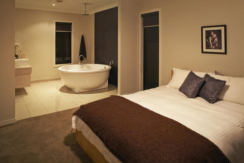 Stylish Living- Fireplace, WiFi, Linen, 4 Bdrm, Beach 850m - Accommodation China 2