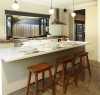 Stylish Living- Fireplace WiFi Linen 4 bdrm Beach 850m - Accommodation China