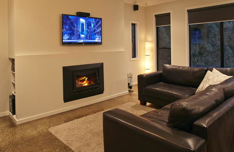 Stylish Living- Fireplace, WiFi, Linen, 4 Bdrm, Beach 850m - Accommodation China 1