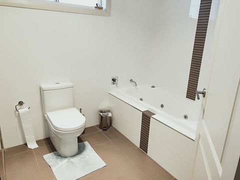 Stylish Private Bathroom-Luxurious Modern Big Home - Accommodation Guide 2