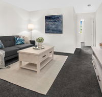 Stylish Split Level Apartment 13 Minutes From City - Accommodation Asia