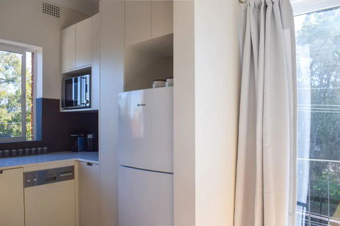 Sun-Drenched 1 Bed Studio Apt Newtown Parking - Accommodation China 1