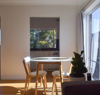Sun-Drenched 1 Bed Studio Apt Newtown Parking - Accommodation Asia