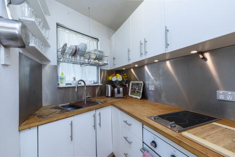 Sunlit Studio In The Trees, Walk To The Beach - Accommodation Asia 2