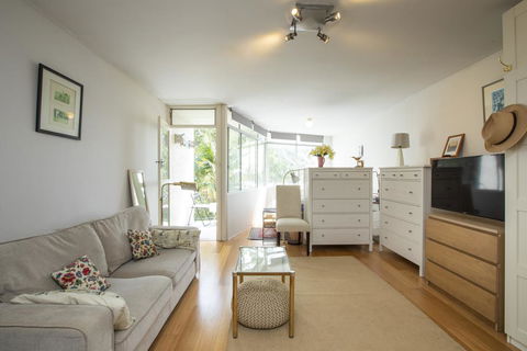 Sunlit Studio In The Trees, Walk To The Beach - Accommodation Asia 0