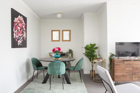 Sunny Apartment In Quiet And Green Neighbourhood - Accommodation Asia 2