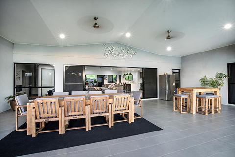 Sunset Penthouse Couples Retreat, Close To Airlie Beach, Champagne On Arrival - Accommodation Asia 2