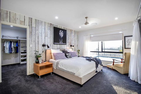 Sunset Penthouse Couples Retreat, Close To Airlie Beach, Champagne On Arrival - Accommodation Asia 0