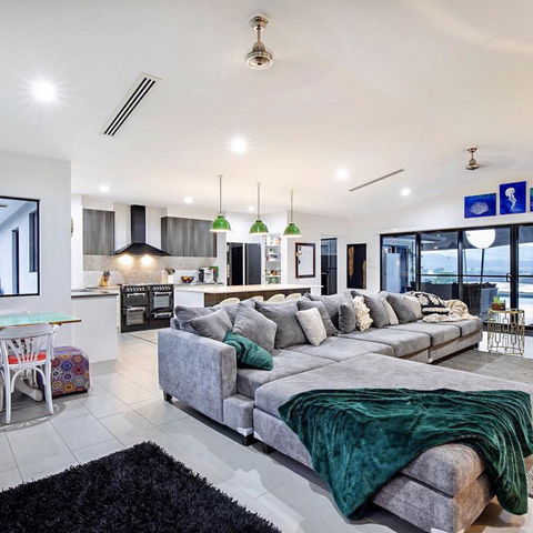 Sunset Penthouse Couples Retreat, Close To Airlie Beach, Champagne On Arrival - Accommodation Asia 3