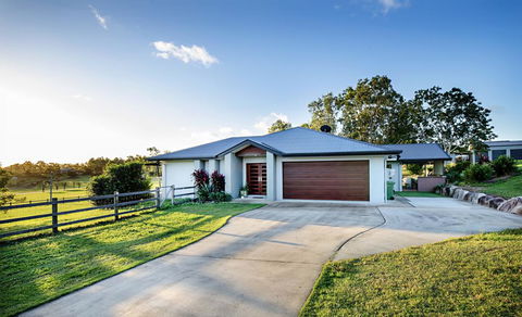 Sunset Retreat Airlie Beach Rural Getaway - Accommodation Asia 0