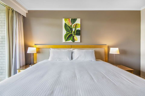 Super Convenient Apartment With Garden Views - Accommodation Guide 1