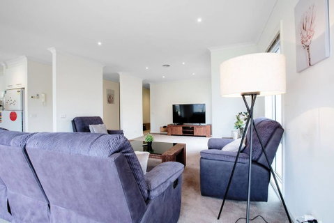 Superb Luxe 5BR House@Point Cook Near Lake - Accommodation Guide 3