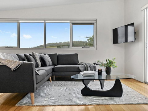 SURF CENTRAL - Wifi, Double Garage & Smack Bang In The Middle Of Town - Accommodation Guide 1