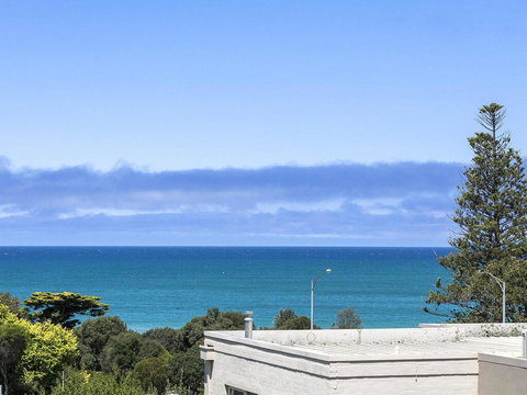 SURF CENTRAL - Wifi, Double Garage & Smack Bang In The Middle Of Town - Accommodation Guide 3