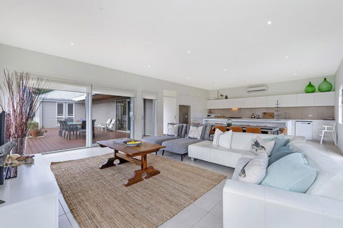 Surfs Up - Fresh And Modern East Beach Home - Accommodation Asia 1