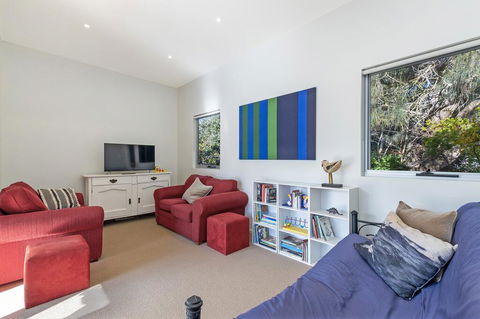 Surfs Up - Fresh And Modern East Beach Home - Accommodation Asia 3