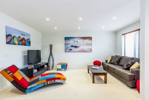SURFSIDE GETAWAY IN PICTURESQUE INVERLOCH - Accommodation China 0