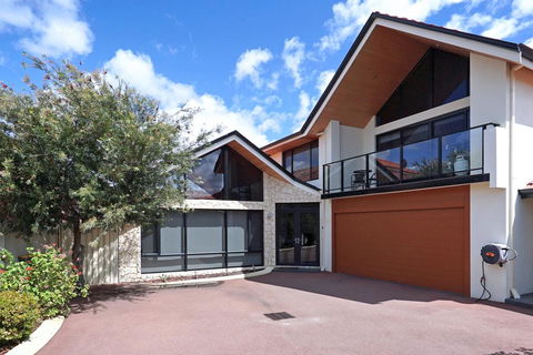 Swanriver Applecross Shortstays - Accommodation Asia 0