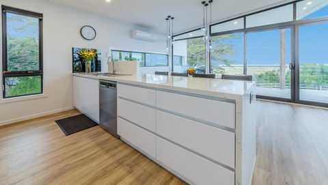 SWEEPING VIEWS - FREE WIFI & NETFLIX - PET FRIENDLY (OUTSIDE ONLY) - Accommodation China 3