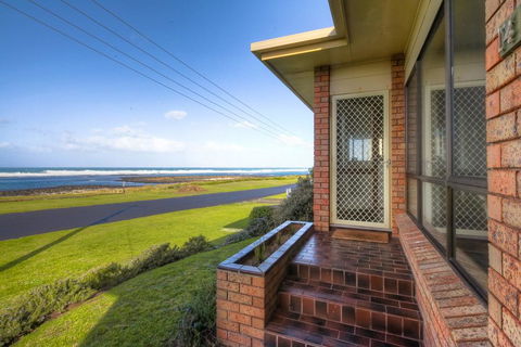 Swimmers Rest - Uninterrupted Panoramic Ocean Views - 1 Bedroom - Accommodation Asia 0