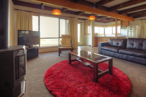 Swimmers Rest - Uninterrupted Panoramic Ocean Views - 1 Bedroom - Accommodation Asia 2