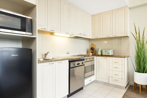 Sydney CBD 1 Bedroom Self-Contained Apartment With Spectacular Sydney Harbour View (1312 BRG) - Accommodation Asia 2