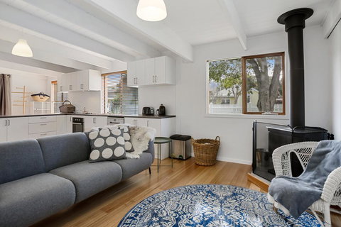 THE ASHMAN HOUSE - Modern And Close To Town - Accommodation Asia 1