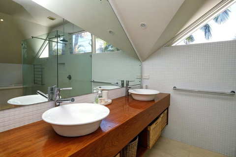 THE BEACH HOUSE - Accommodation Asia 0