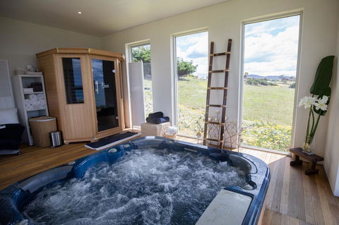 Saltwater - Absolute Oceanfront, Hot Tubs, Sauna, Fire Pits - Accommodation Asia 12