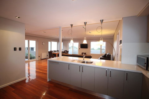 Sunny 3 Bedroom Apartment In Sandy Bay - Accommodation Asia 11