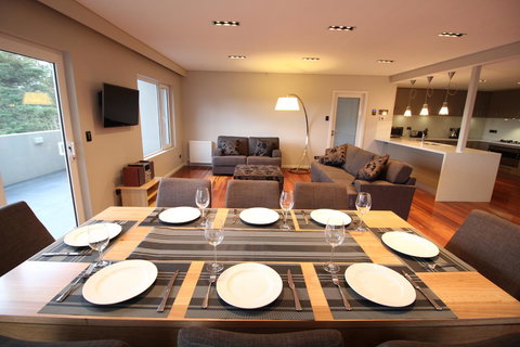 Sunny 3 Bedroom Apartment In Sandy Bay - Accommodation Asia 7