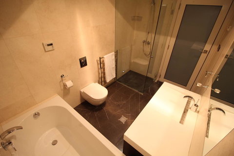 Sunny 3 Bedroom Apartment In Sandy Bay - Accommodation Asia 5