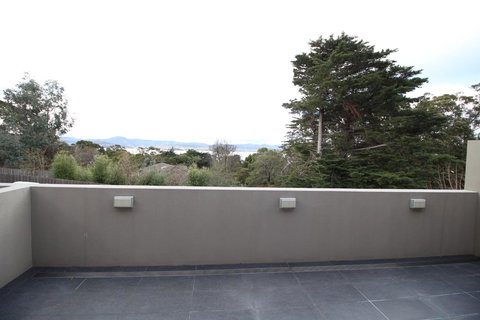 Sunny 3 Bedroom Apartment In Sandy Bay - Accommodation Asia 16
