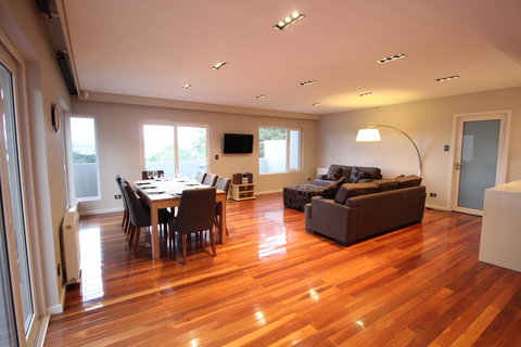 Sunny 3 Bedroom Apartment In Sandy Bay - Accommodation Asia 1