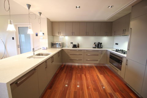 Sunny 3 Bedroom Apartment In Sandy Bay - Accommodation Asia 3